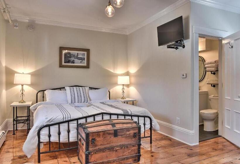 اتاق لوکس با تخت بزرگ, The Burrell House