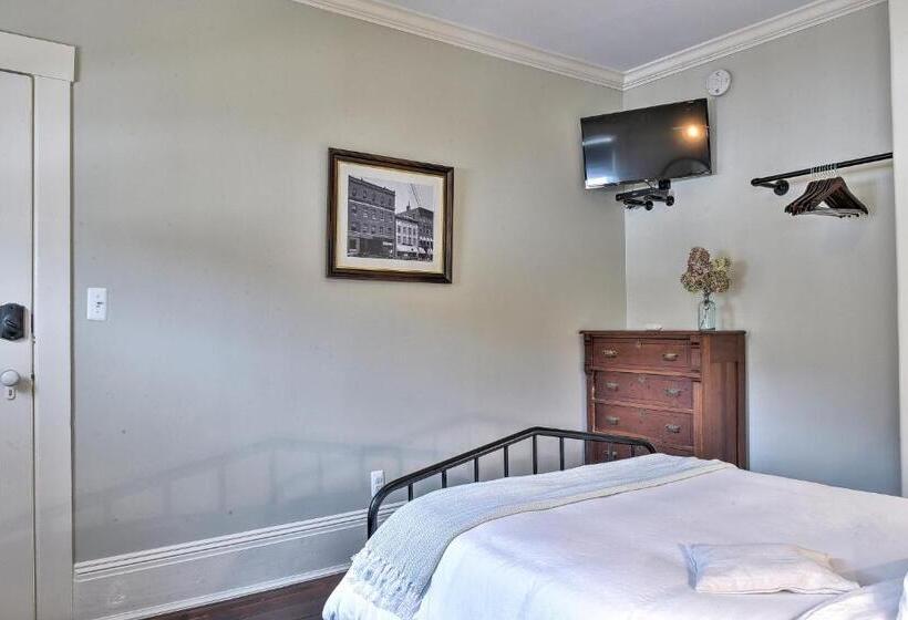 اتاق لوکس, The Burrell House