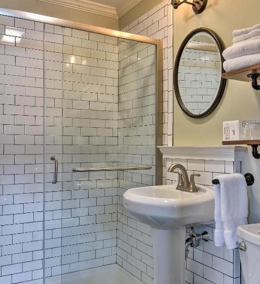 اتاق لوکس, The Burrell House