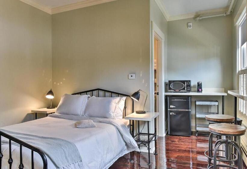 اتاق لوکس, The Burrell House