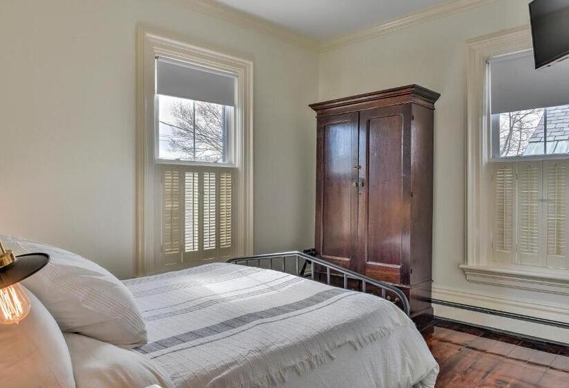 سوییت خانوادگی, The Burrell House