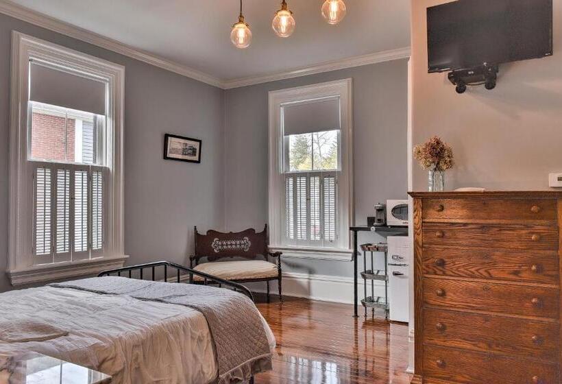 اتاق استاندارد, The Burrell House