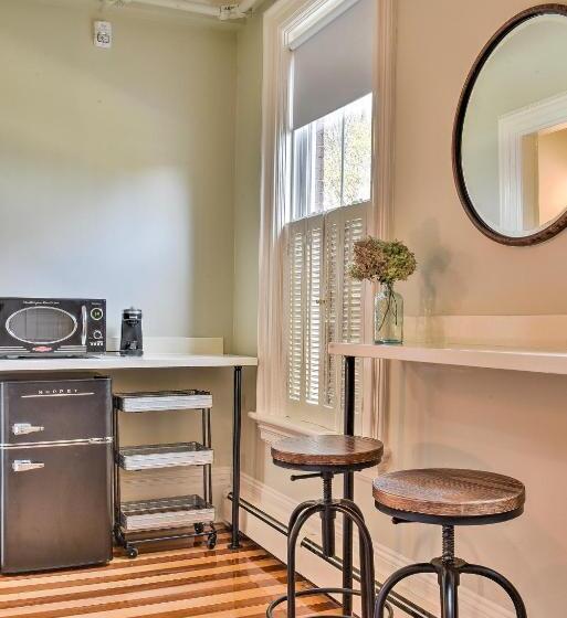 اتاق استاندارد, The Burrell House