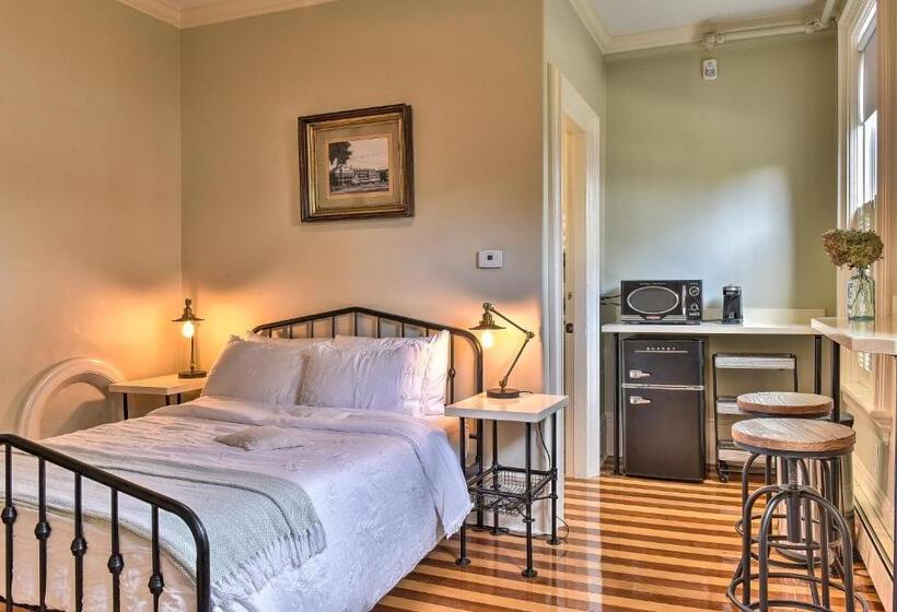 اتاق استاندارد, The Burrell House