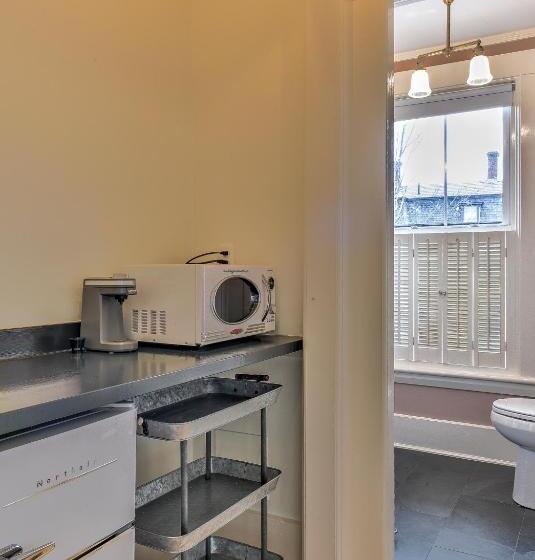 اتاق سوپریور, The Burrell House