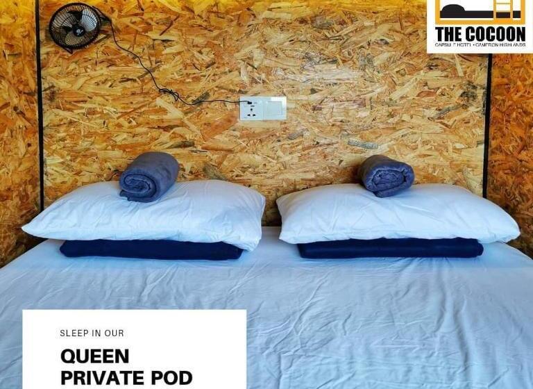חדר לארבעה סטנדרטי עם מרפסת, The Cocoon Capsule