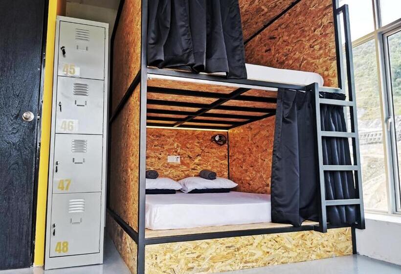 اتاق استاندارد چهارنفره با بالکن, The Cocoon Capsule