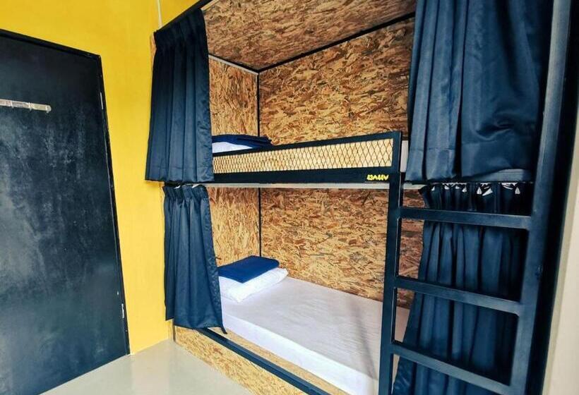 חדר סטנדרטי לארבעה עם חדר אמבטיה משותף, The Cocoon Capsule