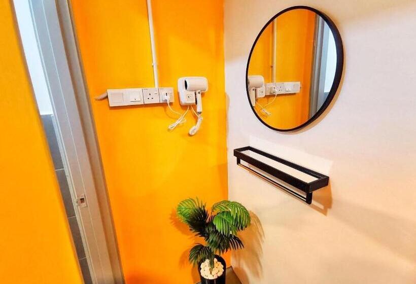 חדר סטנדרט לשלושה עם מרפסת, The Cocoon Capsule