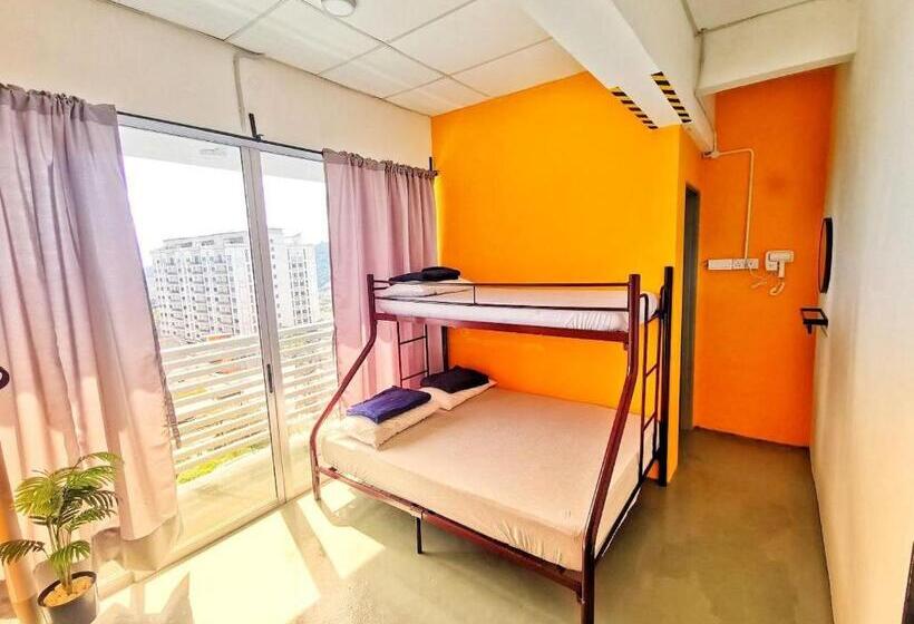 חדר סטנדרט לשלושה עם מרפסת, The Cocoon Capsule