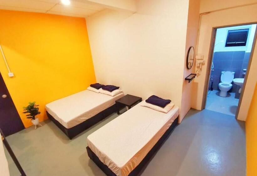 חדר משפחתי, The Cocoon Capsule