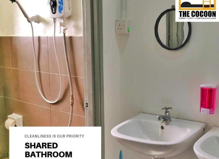 חדר סטנדרט לשלושה עם חדר אמבטיה משוף, The Cocoon Capsule