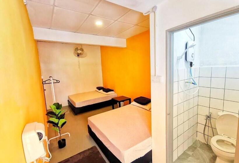 חדר משפחתי, The Cocoon Capsule