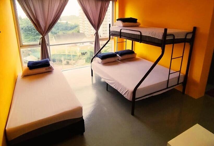 חדר משפחתי, The Cocoon Capsule