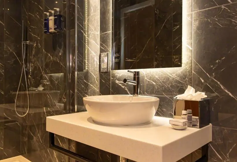 اتاق لوکس با تخت بزرگ, La Tour