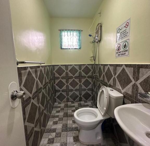 Pokój Rodzinny, Edgar S Guest House