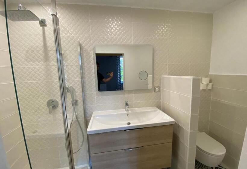 جناح مطلّ علي حمام السباحة, Domaine D En Rigou