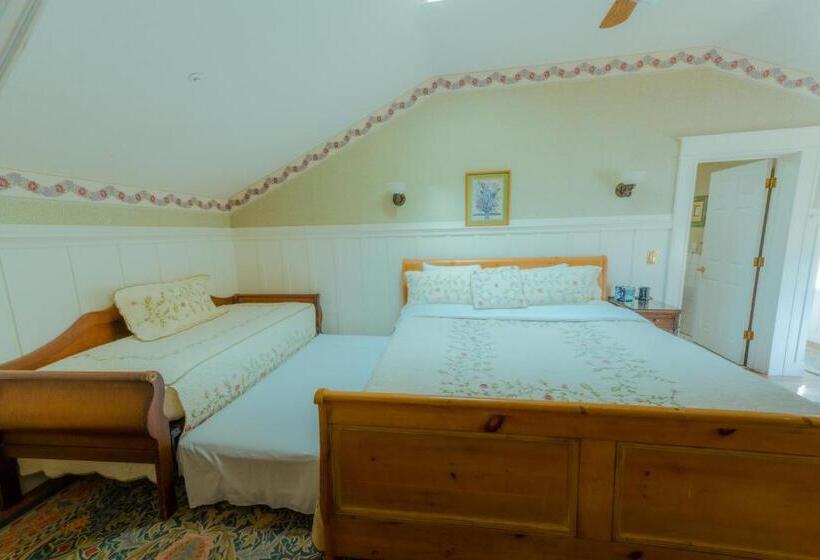 חדר לארבעה סטנדרטי עם נוף לגינה, The Old St Angela Inn