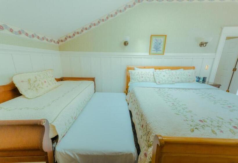 חדר לארבעה סטנדרטי עם נוף לגינה, The Old St Angela Inn