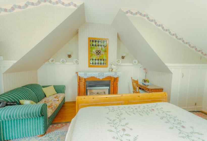 חדר לארבעה סטנדרטי עם נוף לגינה, The Old St Angela Inn