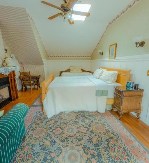 חדר לארבעה סטנדרטי עם נוף לגינה, The Old St Angela Inn