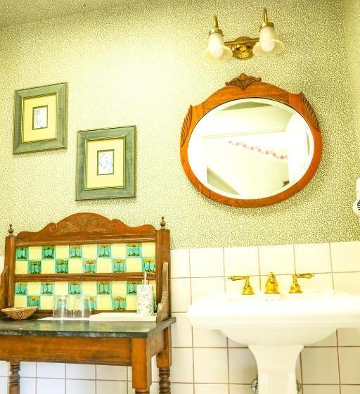 חדר לארבעה סטנדרטי עם נוף לגינה, The Old St Angela Inn