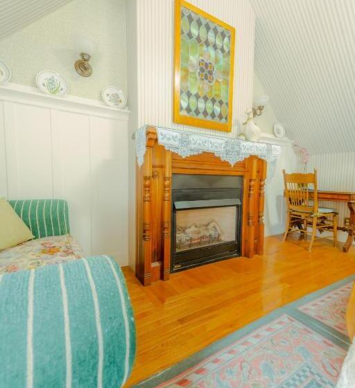 חדר לארבעה סטנדרטי עם נוף לגינה, The Old St Angela Inn