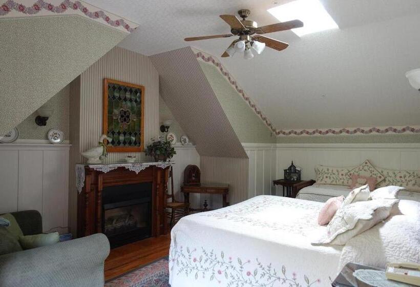 חדר לארבעה סטנדרטי עם נוף לגינה, The Old St Angela Inn