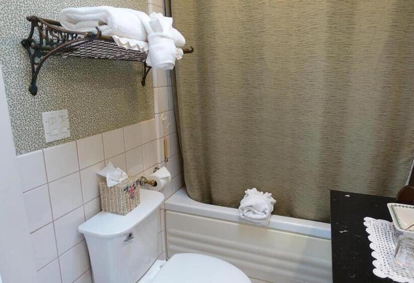 חדר לארבעה סטנדרטי עם נוף לגינה, The Old St Angela Inn