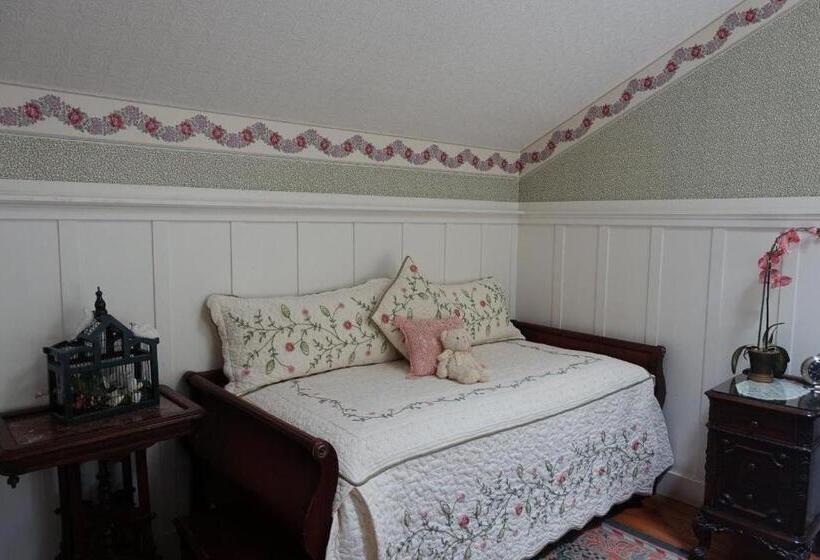 חדר לארבעה סטנדרטי עם נוף לגינה, The Old St Angela Inn