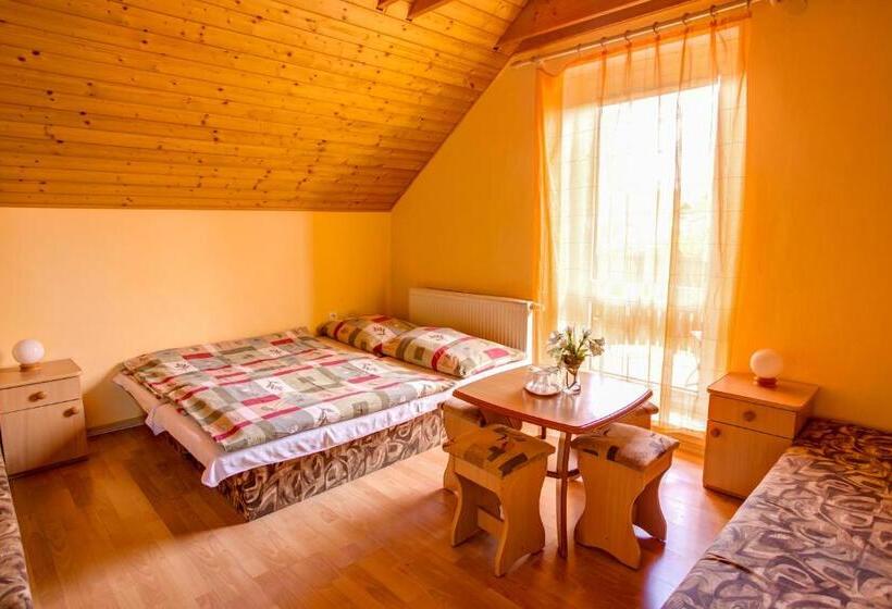 اتاق استاندارد چهارنفره با بالکن, Penzión Janega