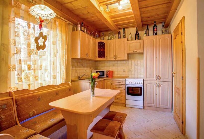 خانه 4 خوابه, Penzión Janega