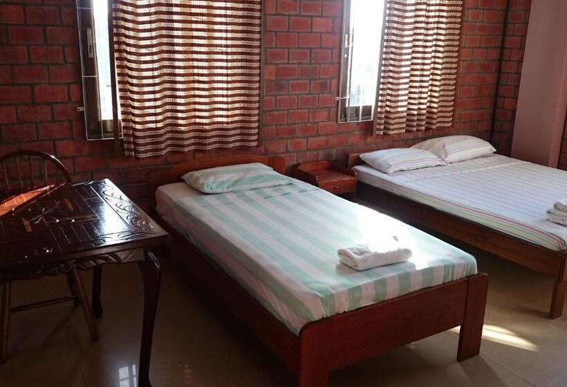 اتاق استاندارد سه تخته با بالکن, Paramuru