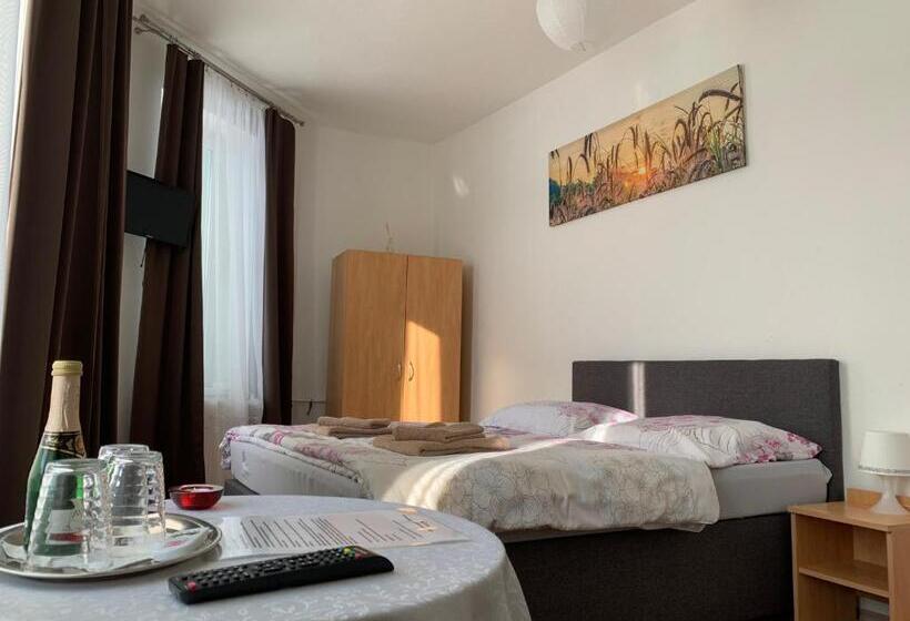 غرفة قياسية ثلاثية مع حمام خارجي, Ubytovanie Violet