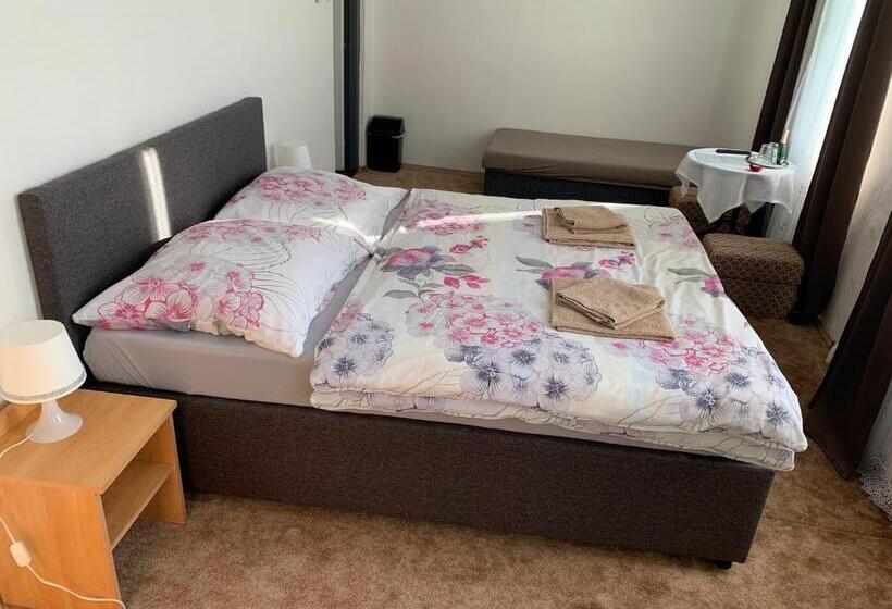 غرفة قياسية ثلاثية مع حمام خارجي, Ubytovanie Violet