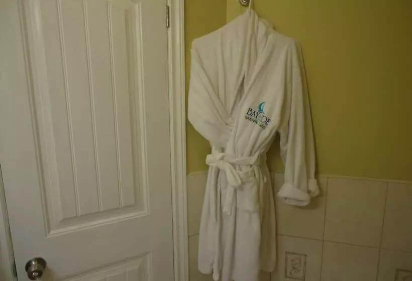 اتاق لوکس, Bayside Inn & Waterfront Suites