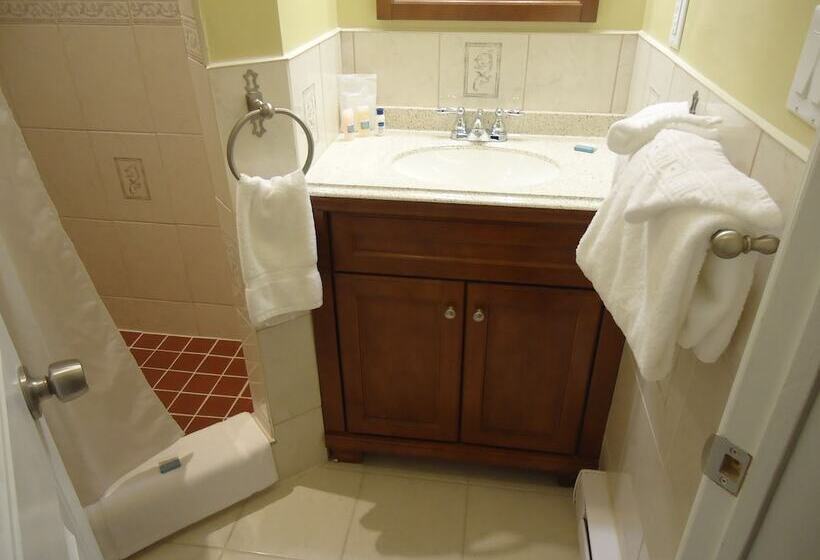 جناح, Bayside Inn & Waterfront Suites