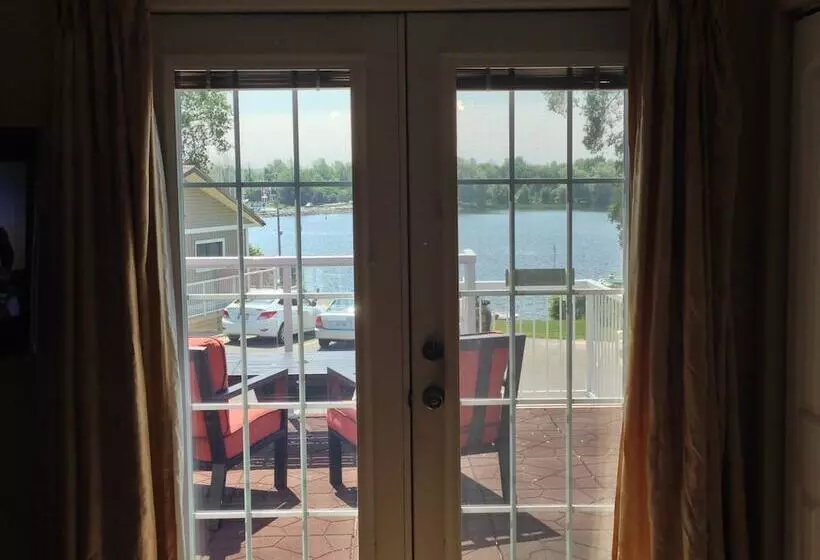 سوییت, Bayside Inn & Waterfront Suites