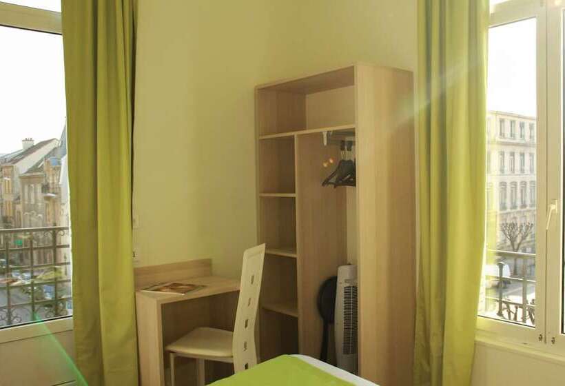 اتاق استاندارد سه نفره, De La Cathedrale