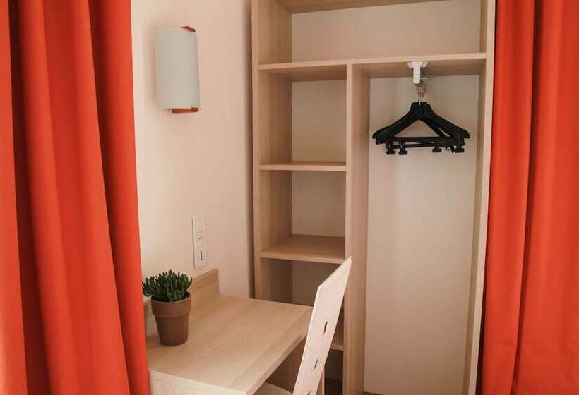 اتاق استاندارد سه نفره, De La Cathedrale