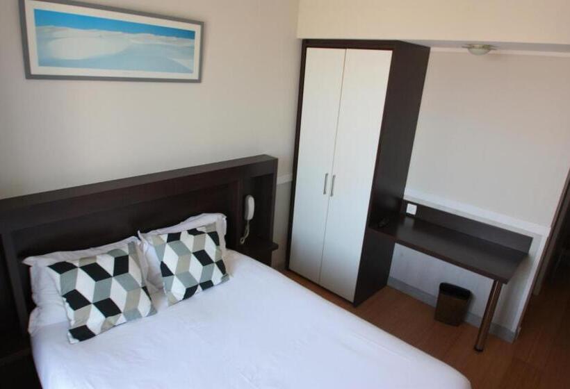 غرفة قياسية, De La Rade