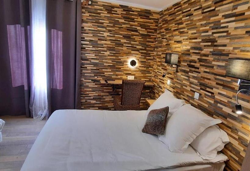 غرفة سوبيريور ثلاثية, Hôtel Chastellares