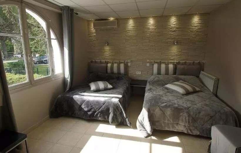 اتاق استاندارد چهار تخته, Hôtel Le Derby