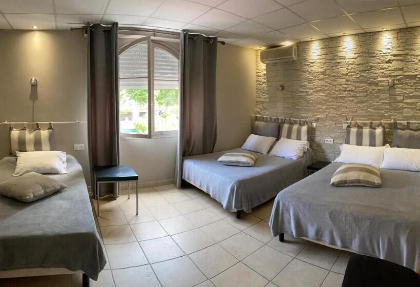 חדר סטנדרט לארבעה, Hôtel Le Derby