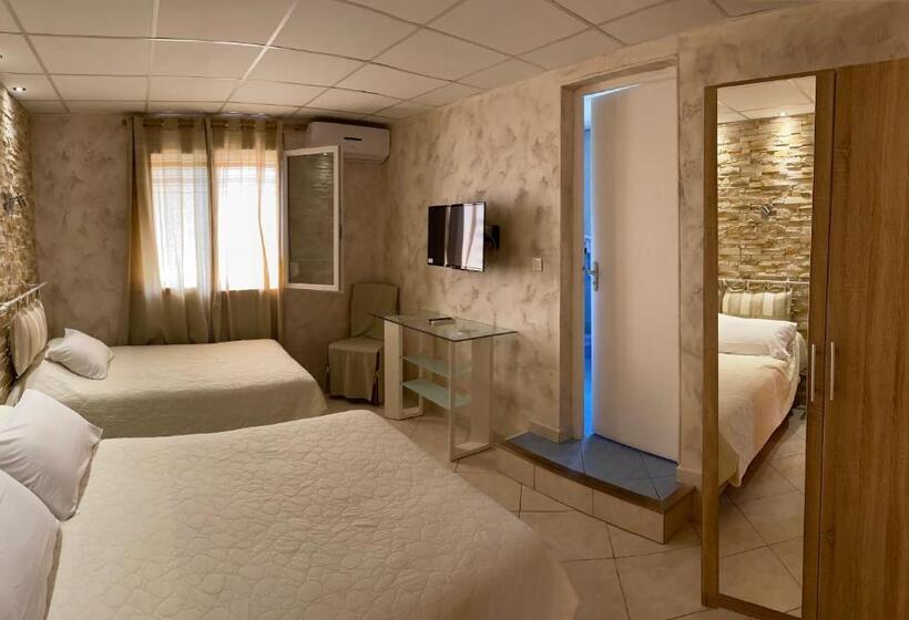 חדר סטנדרט לארבעה, Hôtel Le Derby