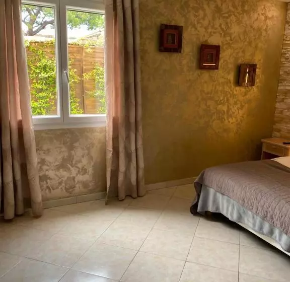 اتاق استاندارد سه نفره, Hôtel Le Derby
