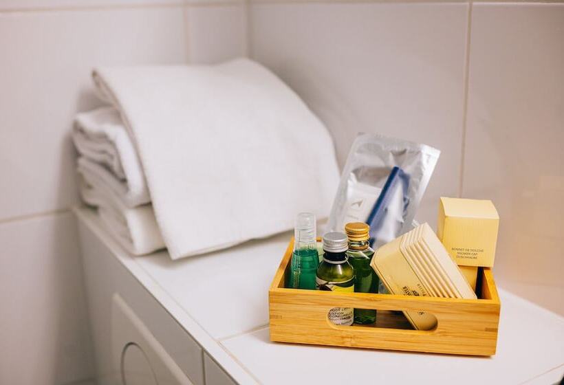 标准单人间, Marc Aurel