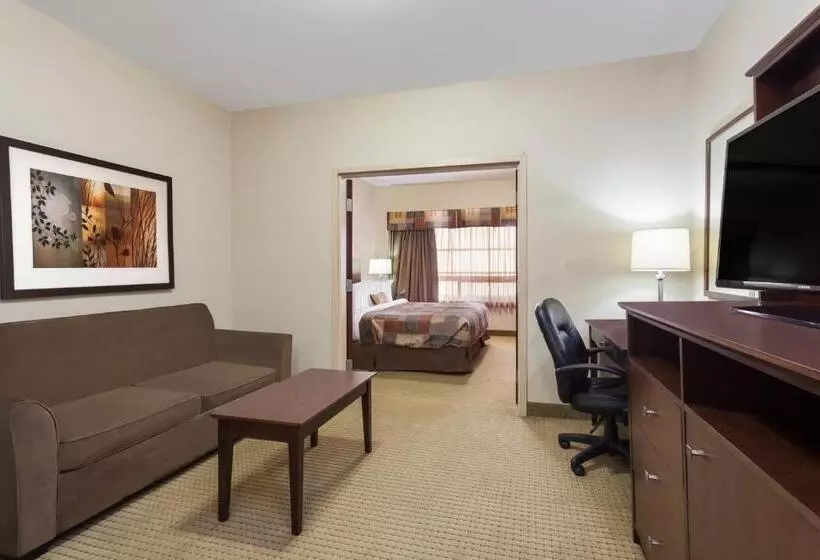 キングサイズベッドのスイートルーム, Ramada By Wyndham Weyburn