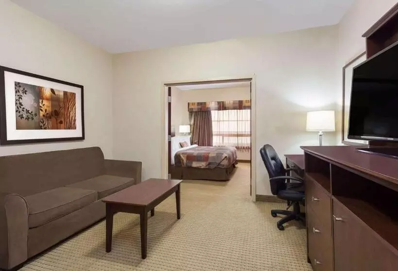 キングサイズベッドのスイートルーム, Ramada By Wyndham Weyburn