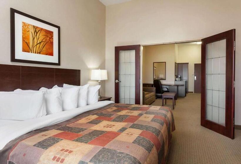 キングサイズベッドのスイートルーム, Ramada By Wyndham Weyburn